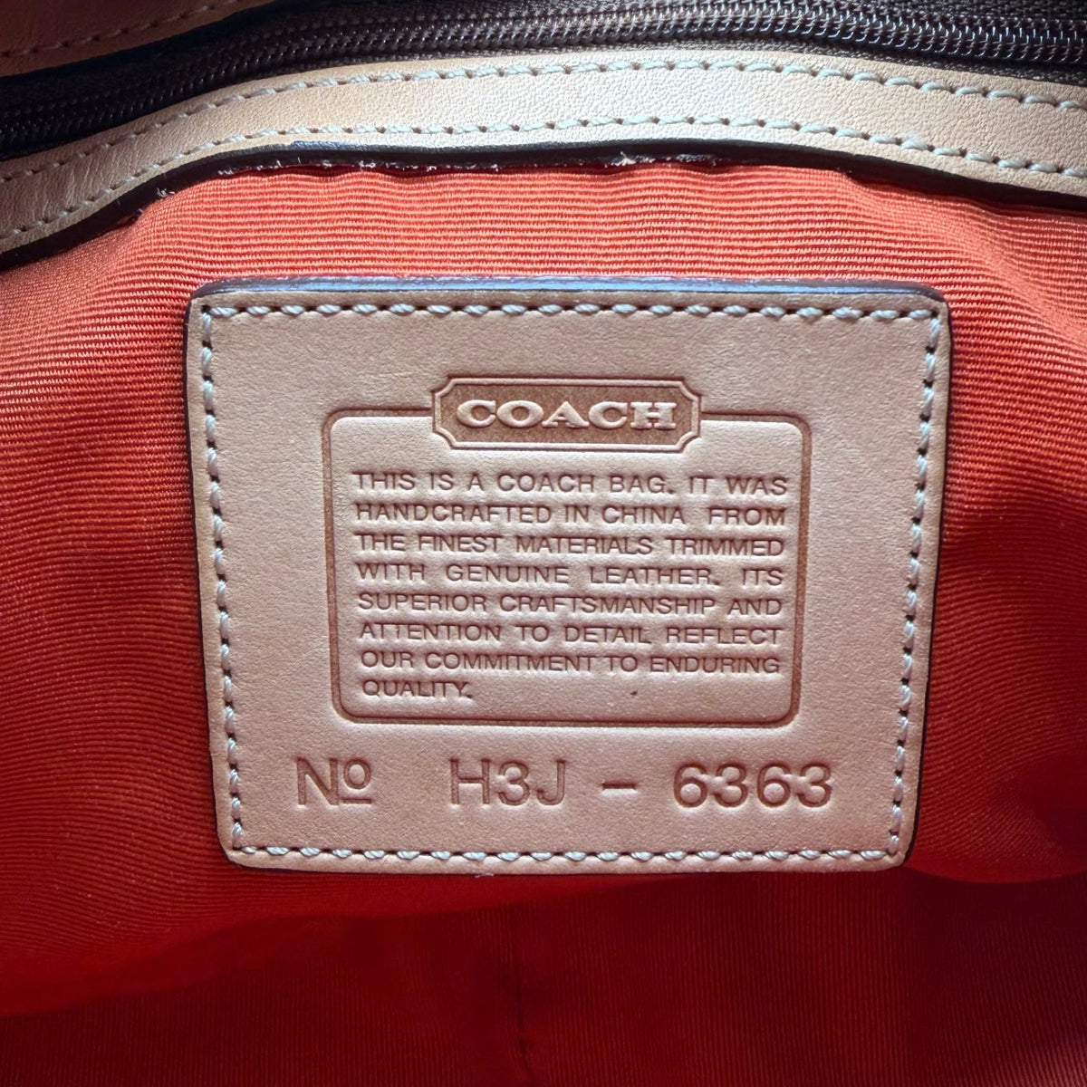 Coach Schultertasche Croissant Signature beige – Seriennummer im Detail