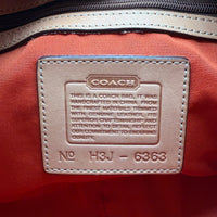 Coach Schultertasche Croissant Signature beige – Seriennummer im Detail