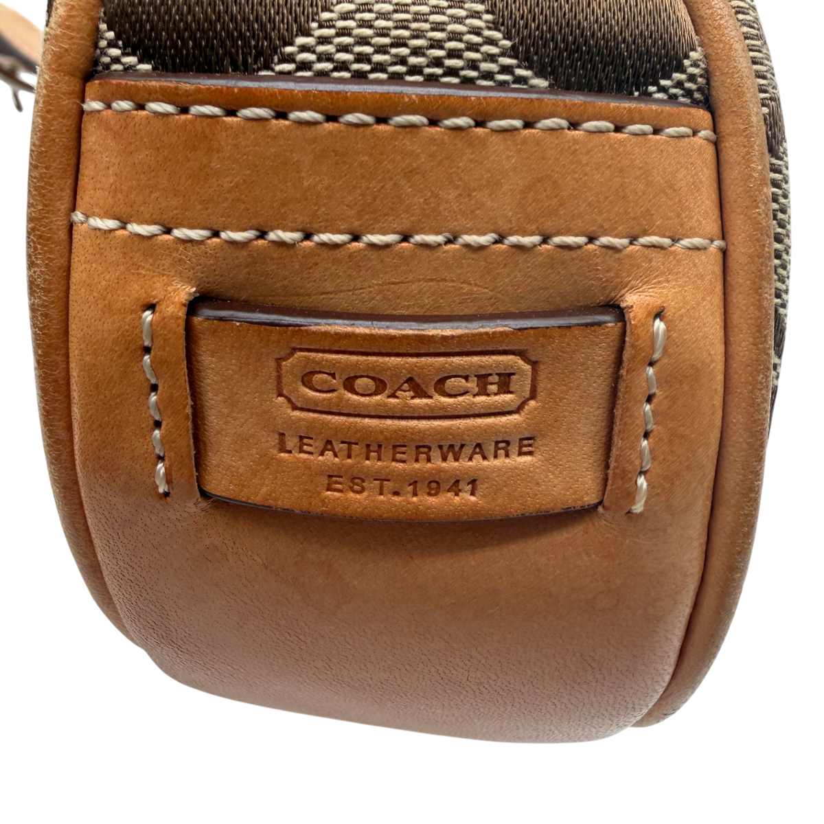 Coach Schultertasche Croissant Signature beige – Prägung im Detail