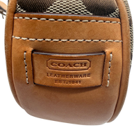 Coach Schultertasche Croissant Signature beige – Prägung im Detail