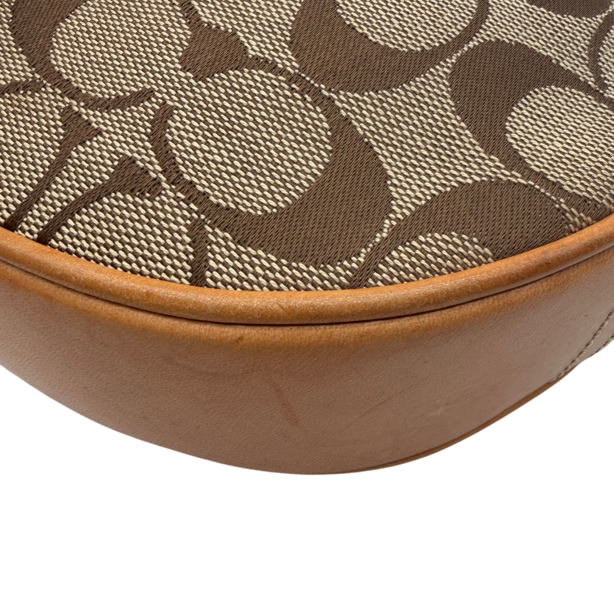 Coach Schultertasche Croissant Signature beige – Ecken im Detail