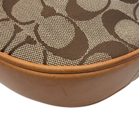 Coach Schultertasche Croissant Signature beige – Ecken im Detail
