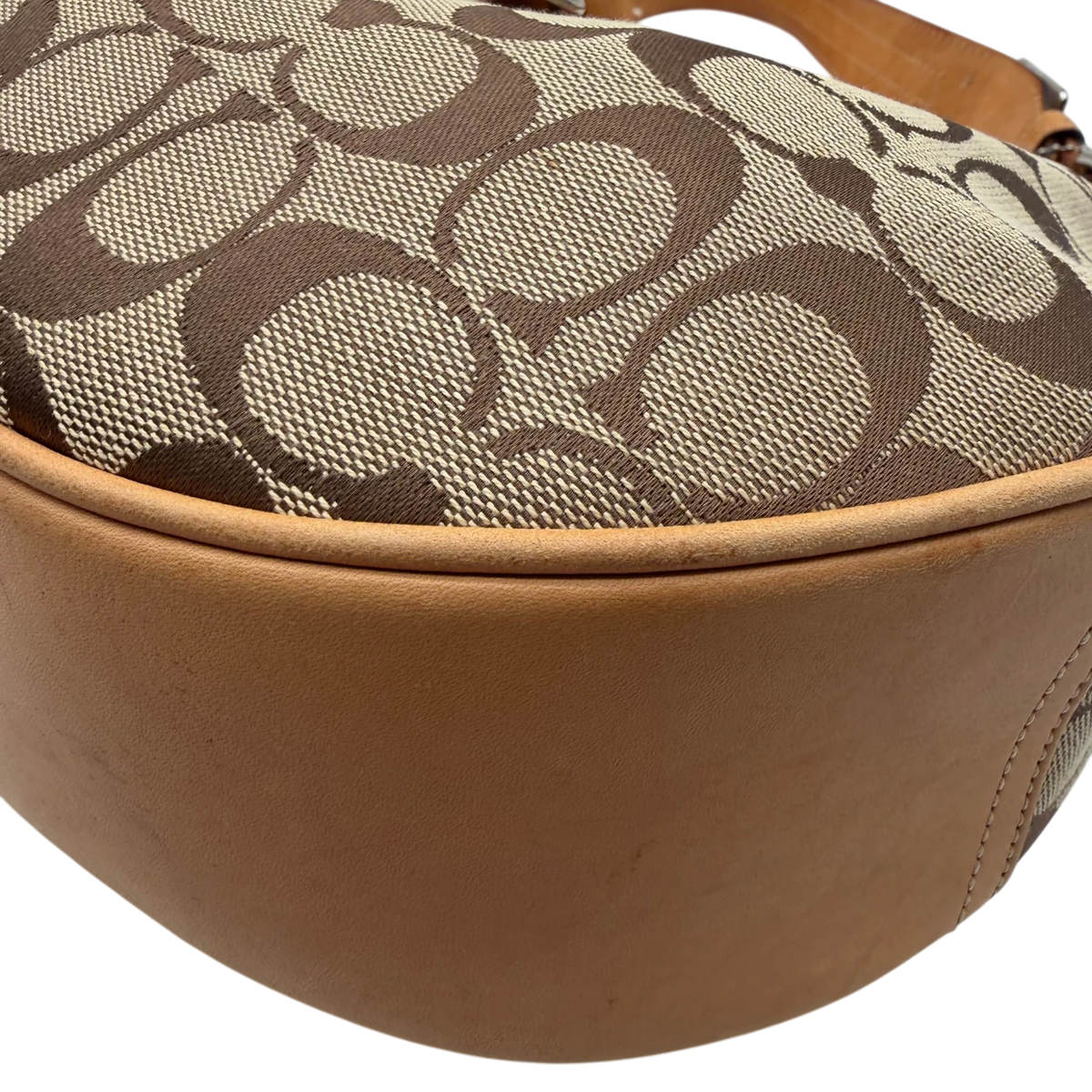 Coach Schultertasche Croissant Signature beige – Ecken im Detail
