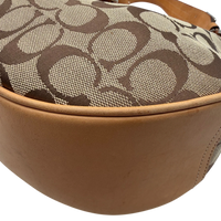 Coach Schultertasche Croissant Signature beige – Ecken im Detail