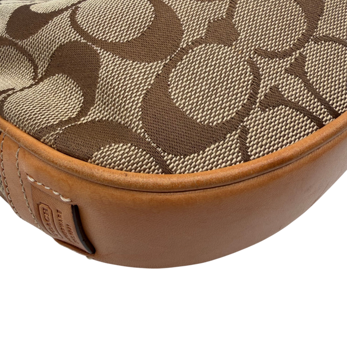 Coach Schultertasche Croissant Signature beige – Ecken im Detail