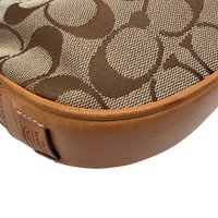 Coach Schultertasche Croissant Signature beige – Ecken im Detail