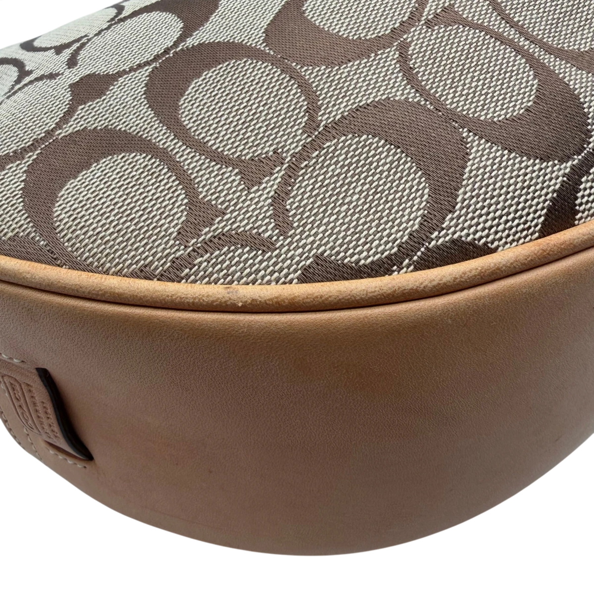 Coach Schultertasche Croissant Signature beige – Ecken im Detail
