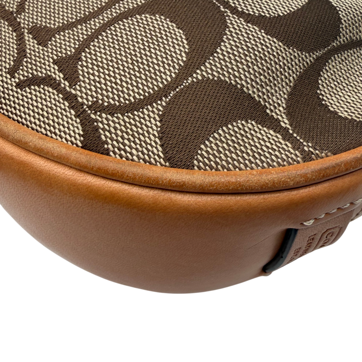 Coach Schultertasche Croissant Signature beige – Ecken im Detail