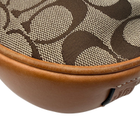 Coach Schultertasche Croissant Signature beige – Ecken im Detail
