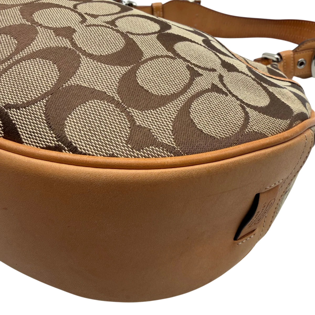 Coach Schultertasche Croissant Signature beige – Ecken im Detail