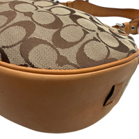 Coach Schultertasche Croissant Signature beige – Ecken im Detail