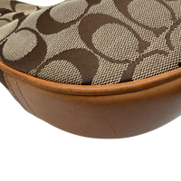 Coach Schultertasche Croissant Signature beige – Ecken im Detail