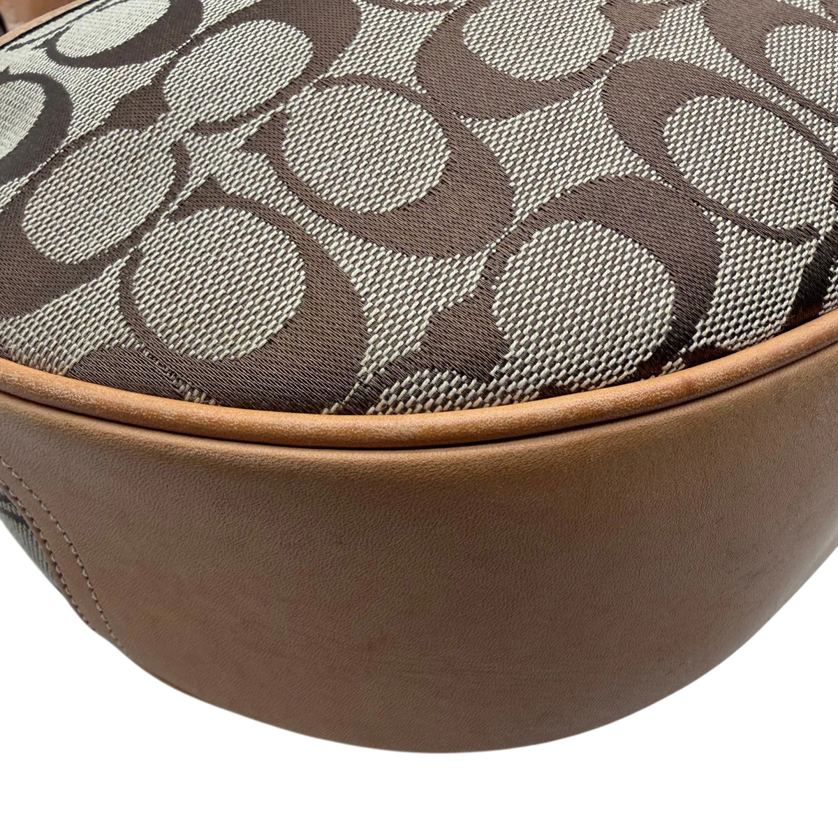 Coach Schultertasche Croissant Signature beige – Ecken im Detail
