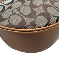 Coach Schultertasche Croissant Signature beige – Ecken im Detail