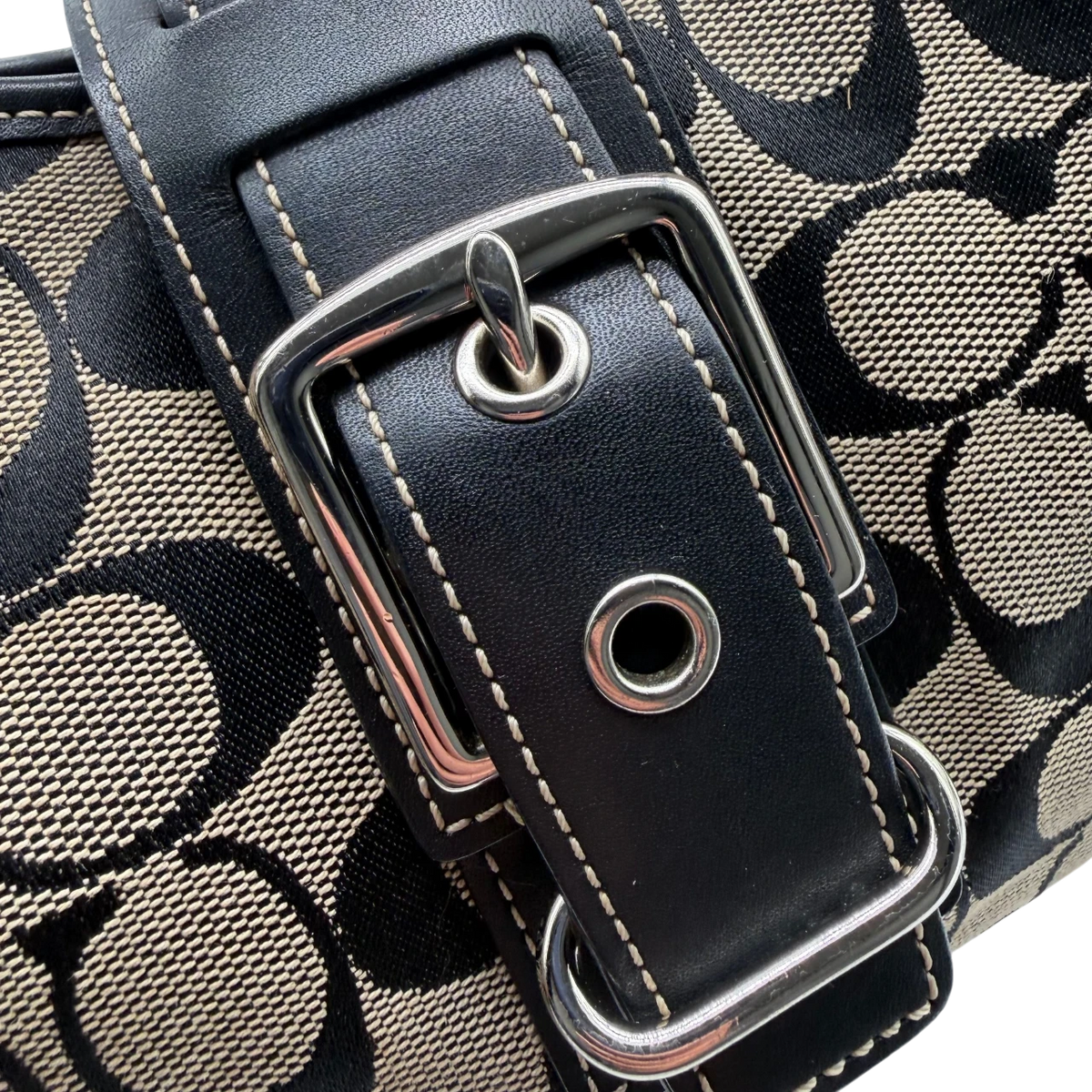 Coach Schultertasche Croissant Signature grau – Beschläge im Detail