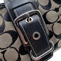 Coach Schultertasche Croissant Signature grau – Beschläge im Detail