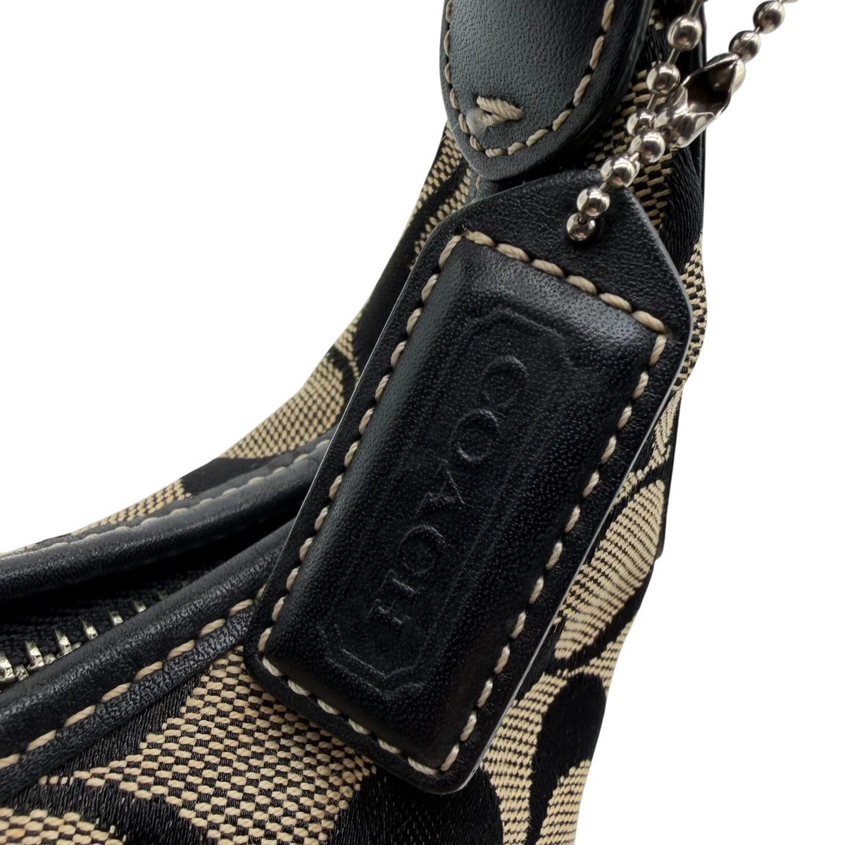 Coach Schultertasche Croissant Signature grau – Prägung im Detail