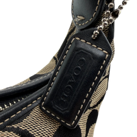 Coach Schultertasche Croissant Signature grau – Prägung im Detail
