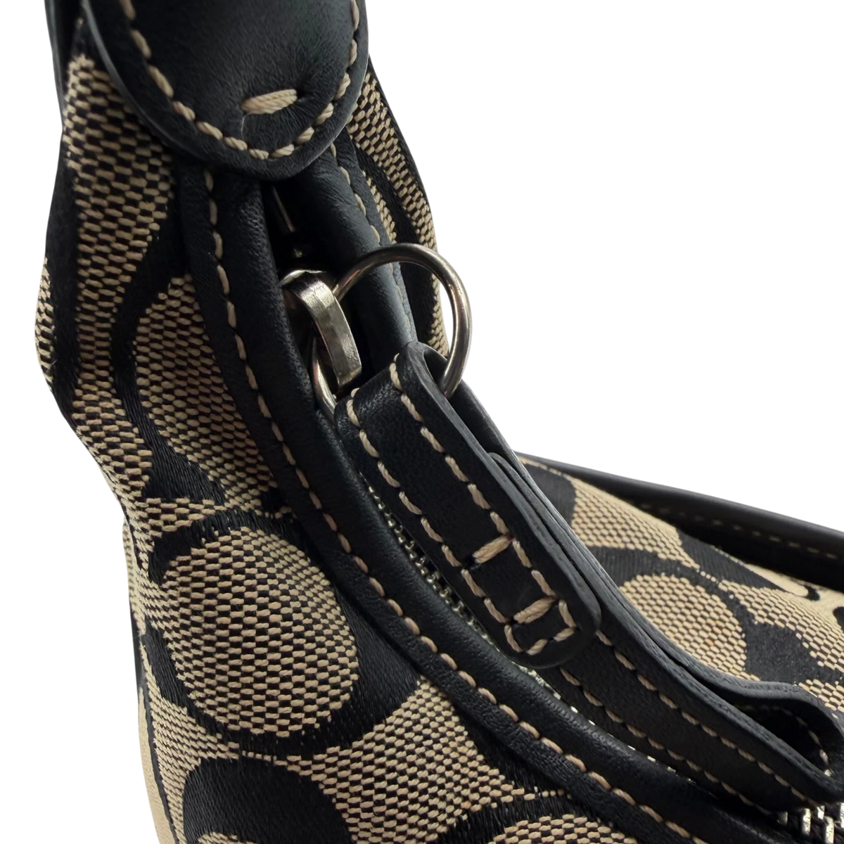Coach Schultertasche Croissant Signature grau – Beschläge im Detail