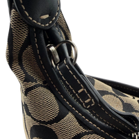 Coach Schultertasche Croissant Signature grau – Beschläge im Detail