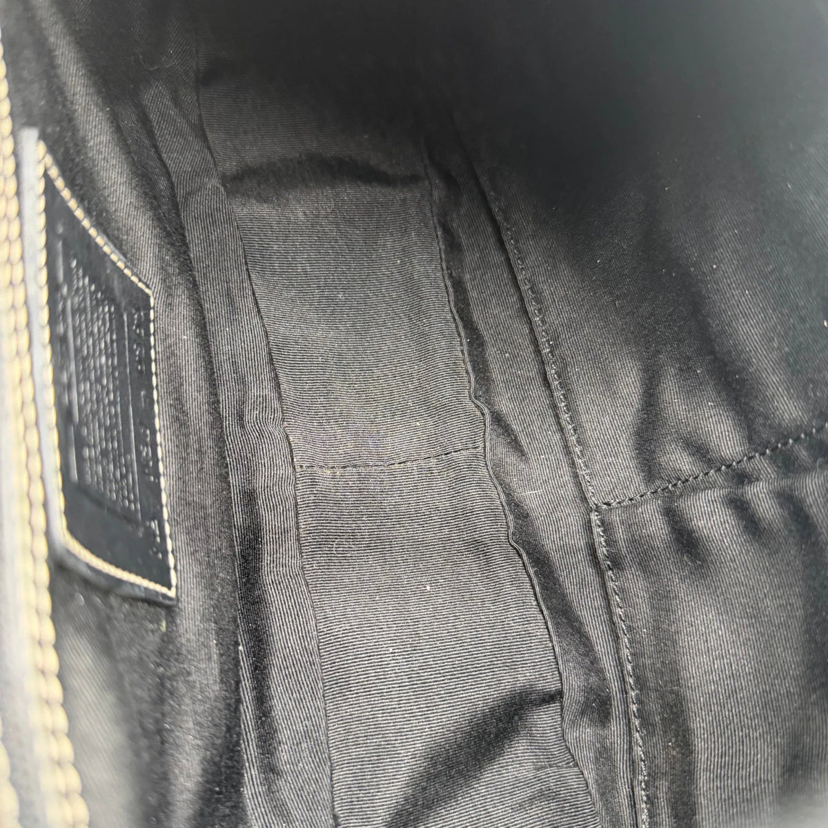 Coach Schultertasche Croissant Signature grau – Innenansicht