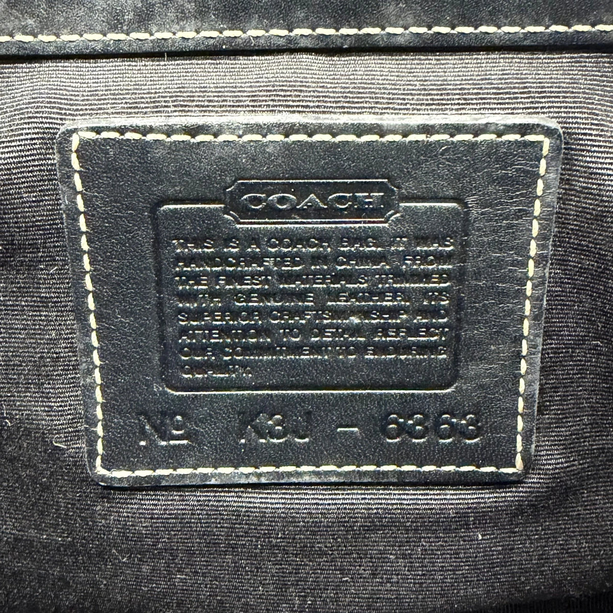 Coach Schultertasche Croissant Signature grau – Seriennummer im Detail