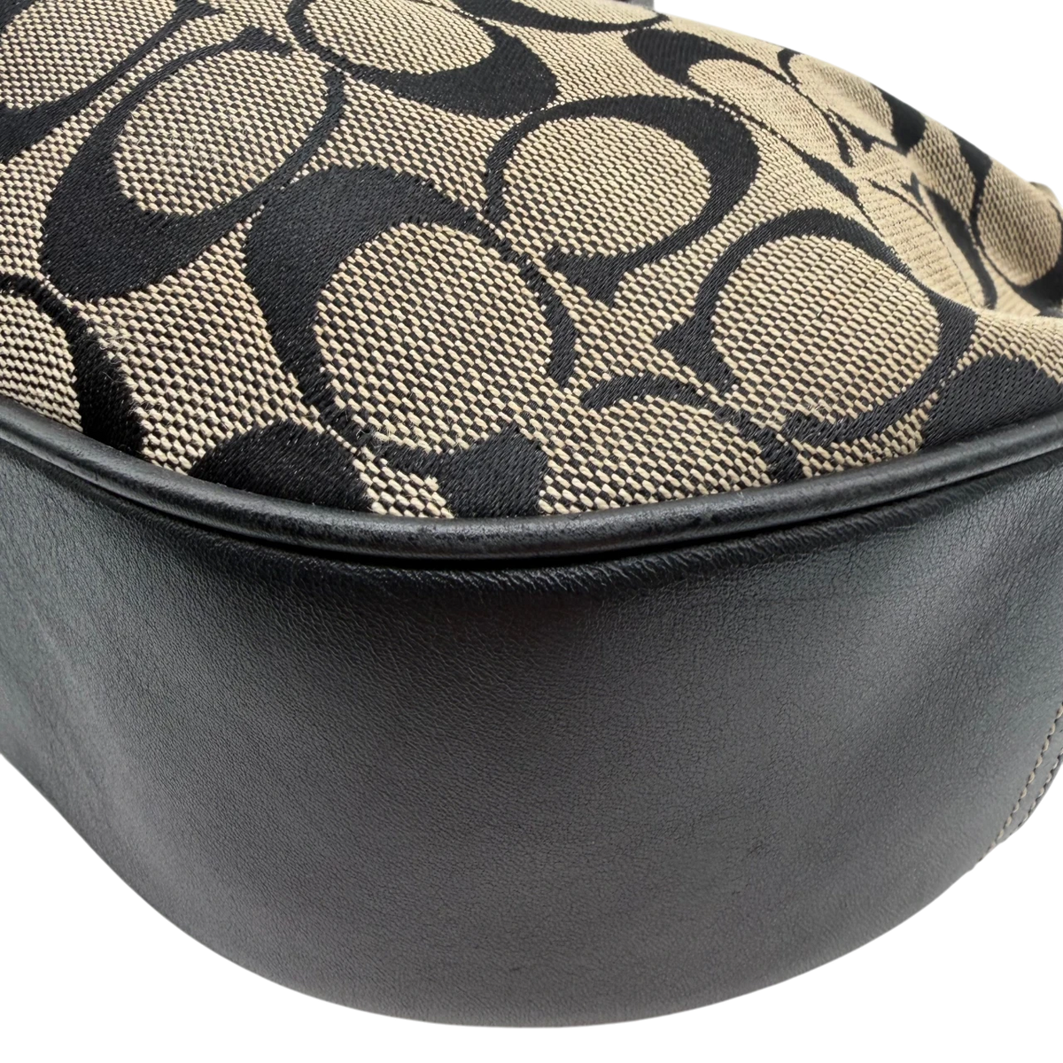 Coach Schultertasche Croissant Signature grau – Ecken im Detail