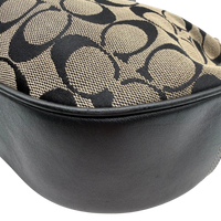 Coach Schultertasche Croissant Signature grau – Ecken im Detail