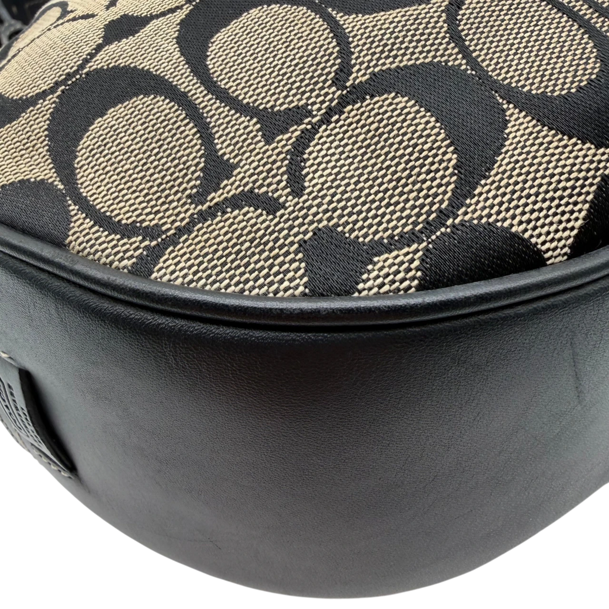 Coach Schultertasche Croissant Signature grau – Ecken im Detail