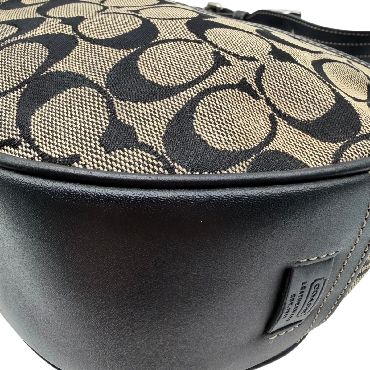 Coach Schultertasche Croissant Signature grau – Prägung im Detail