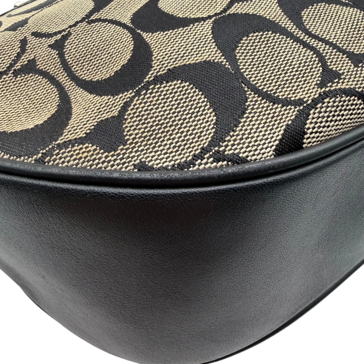 Coach Schultertasche Croissant Signature grau – Ecken im Detail