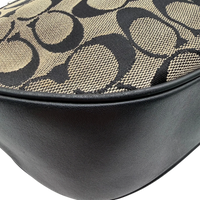 Coach Schultertasche Croissant Signature grau – Ecken im Detail
