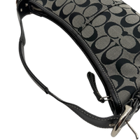 Coach Schultertasche Soho Mini Signature grau – Beschläge im Detail