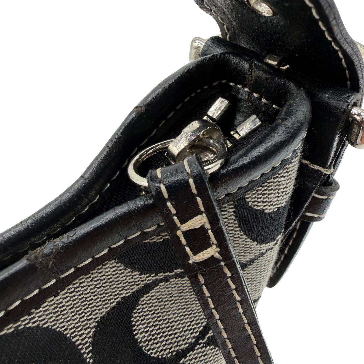 Coach Schultertasche Soho Mini Signature grau – Beschläge im Detail