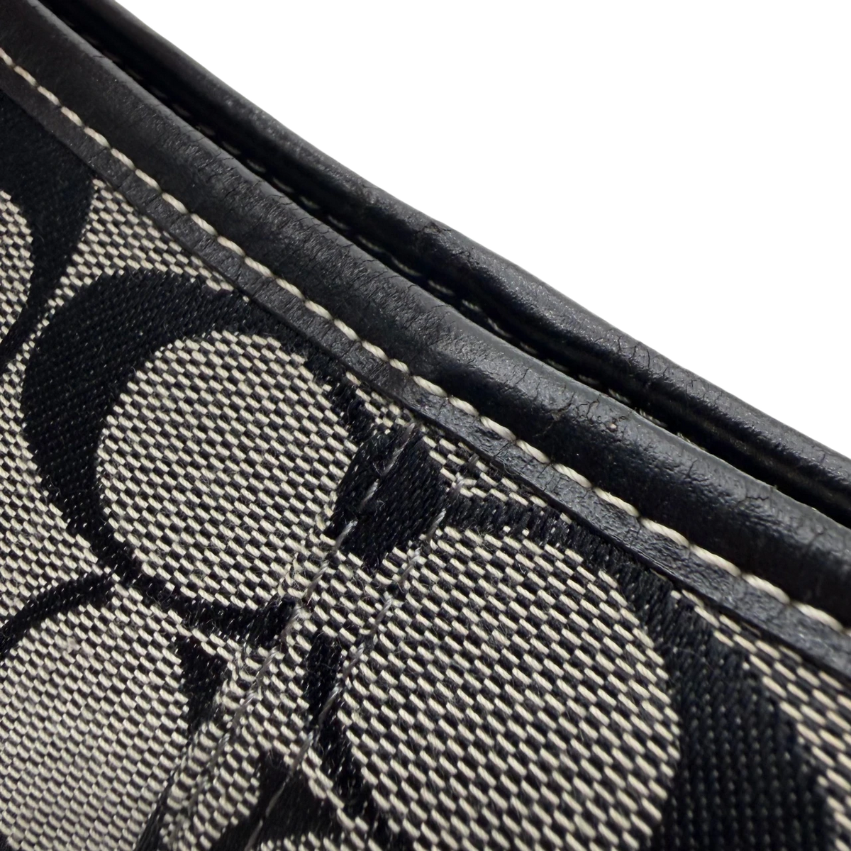 Coach Schultertasche Soho Mini Signature grau – Logo im Detail