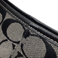 Coach Schultertasche Soho Mini Signature grau – Logo im Detail