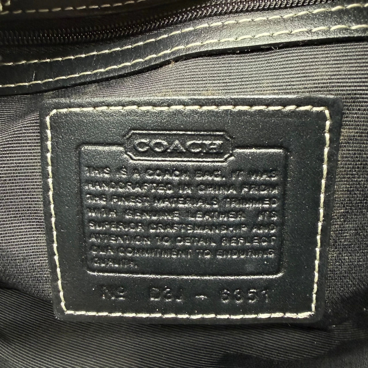 Coach Schultertasche Soho Mini Signature grau – Seriennummer im Detail