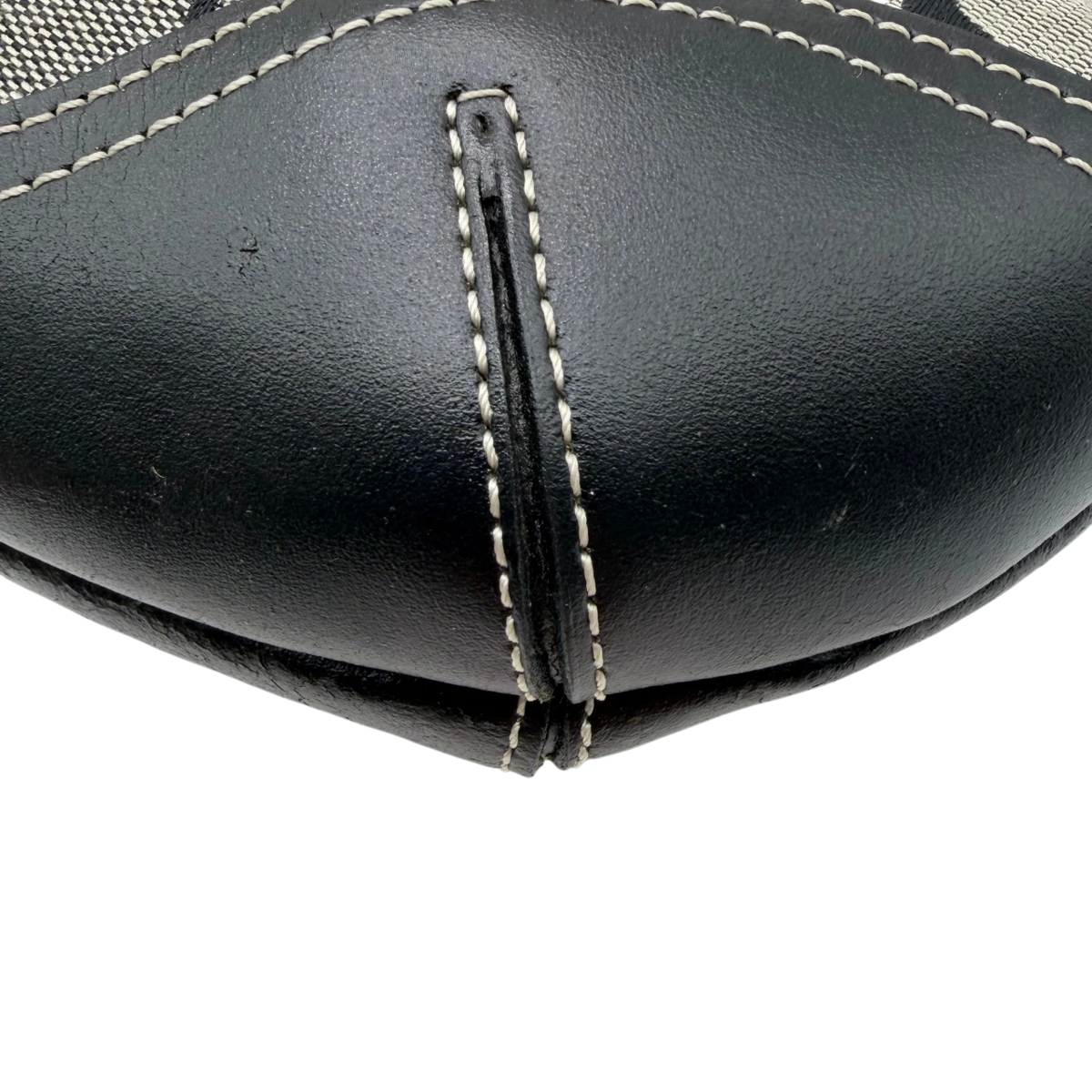 Coach Schultertasche Soho Mini Signature grau – Ecken im Detail