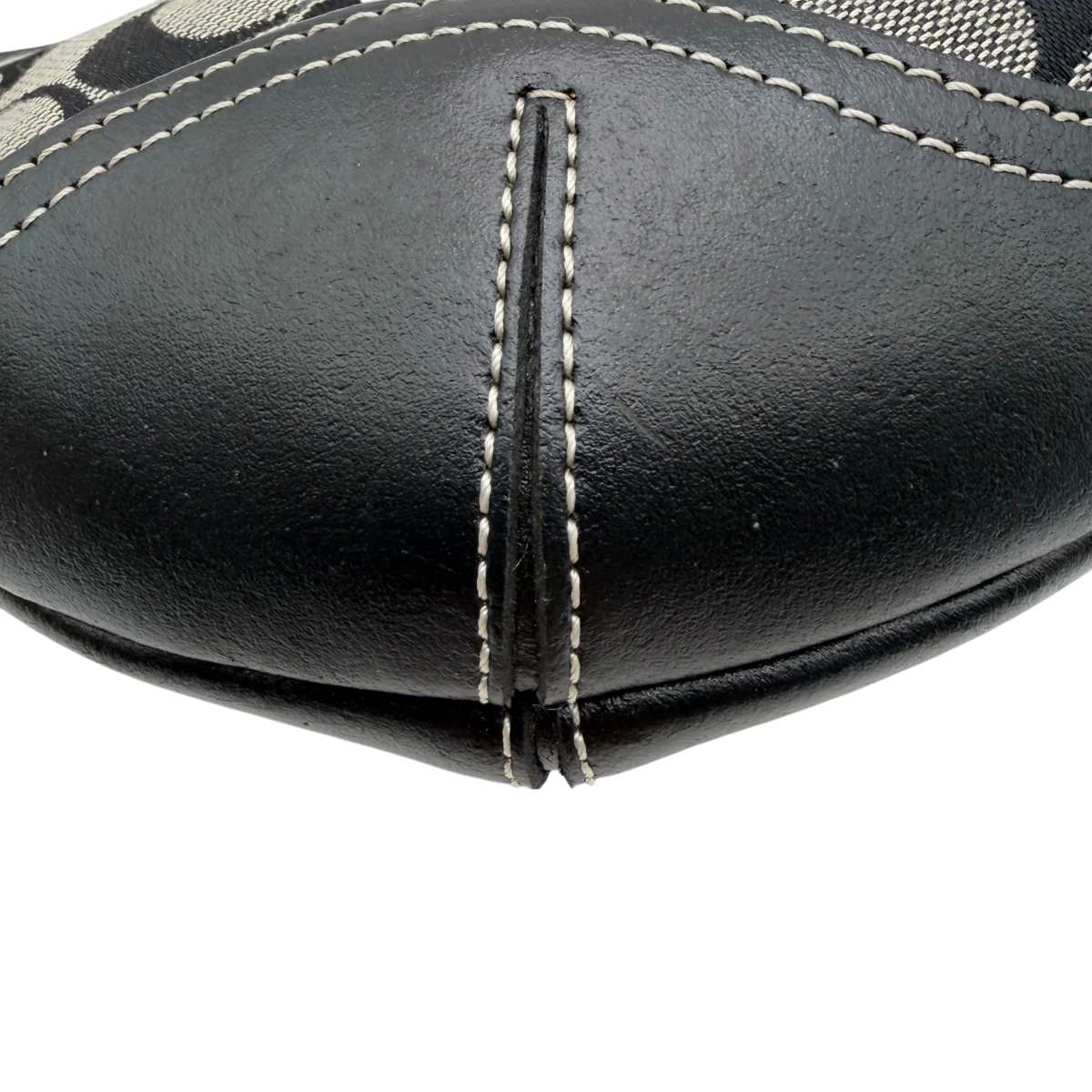 Coach Schultertasche Soho Mini Signature grau – Ecken im Detail