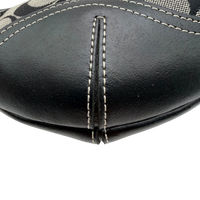 Coach Schultertasche Soho Mini Signature grau – Ecken im Detail