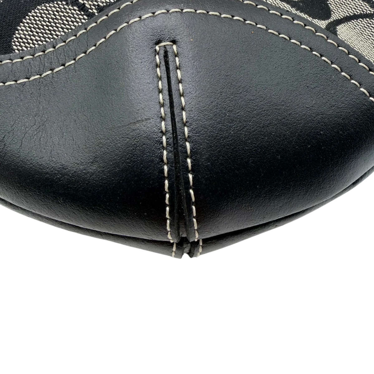 Coach Schultertasche Soho Mini Signature grau – Ecken im Detail