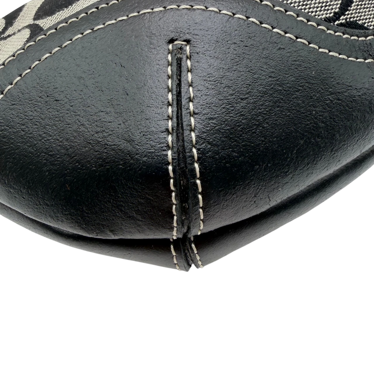 Coach Schultertasche Soho Mini Signature grau – Ecken im Detail