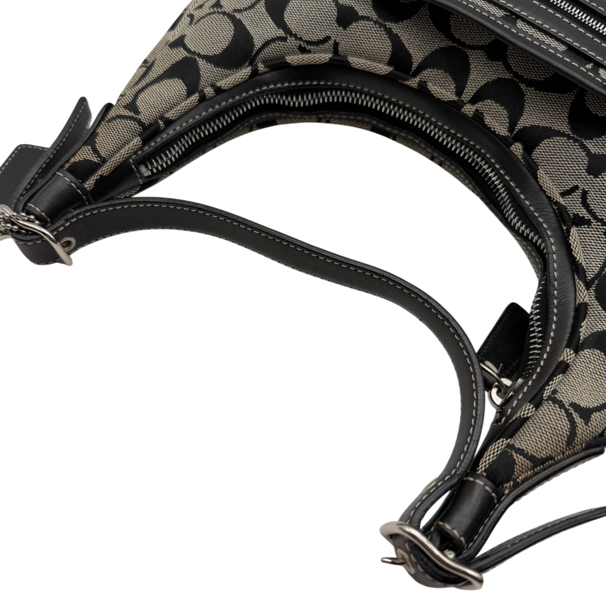 Coach Schultertasche Signature grau & schwarz – Schulterriemen im Detail