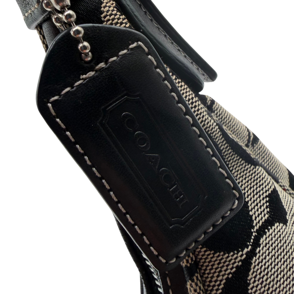 Coach Schultertasche Signature grau & schwarz – Logo im Detail