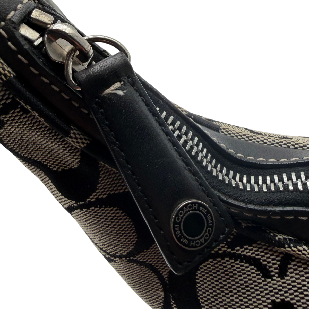 Coach Schultertasche Signature grau & schwarz – Beschläge im Detail
