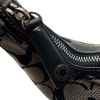 Coach Schultertasche Signature grau & schwarz – Beschläge im Detail