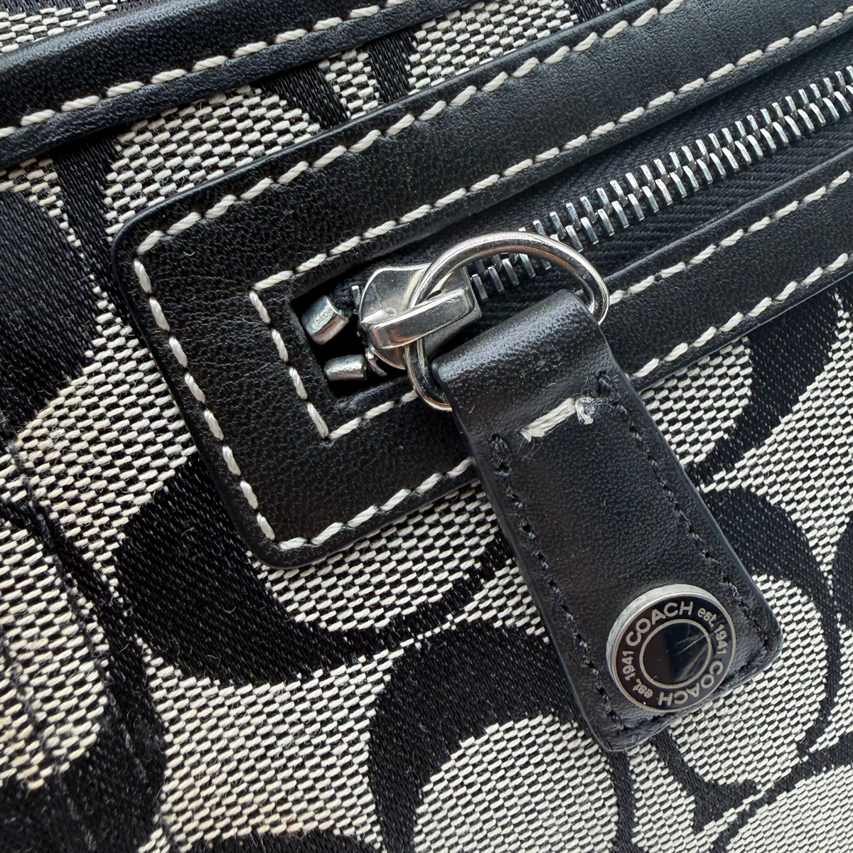 Coach Schultertasche Signature grau & schwarz – Beschläge im Detail
