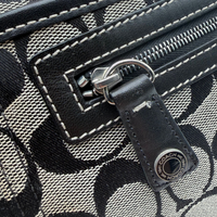 Coach Schultertasche Signature grau & schwarz – Beschläge im Detail