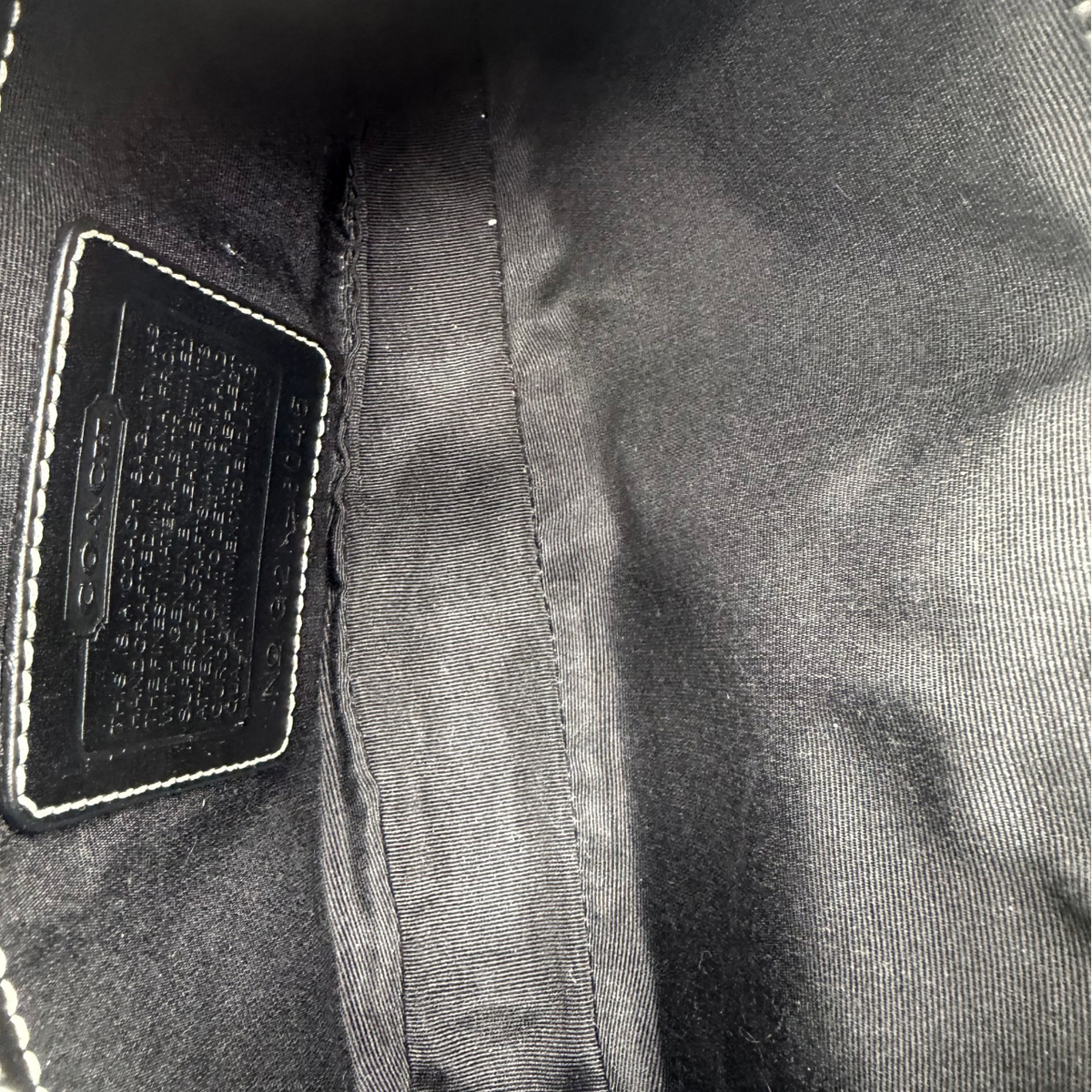 Coach Schultertasche Signature grau & schwarz – Innenansicht