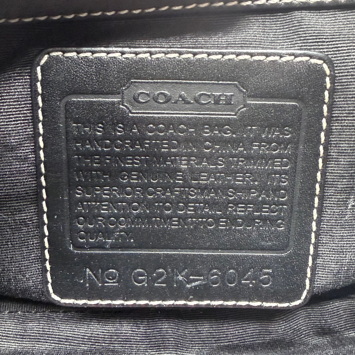 Coach Schultertasche Signature grau & schwarz – Seriennummer im Detail